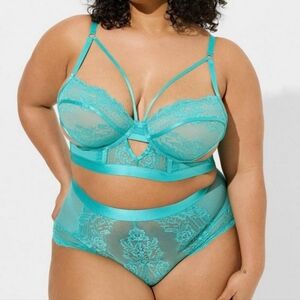 Torrid size 6 bra and panty set